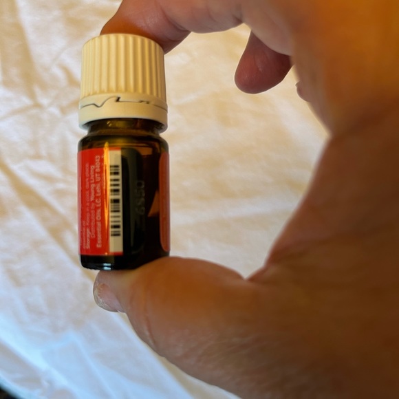 Young Living Myrrh Essential Oil 5ml - Picture 2 of 3